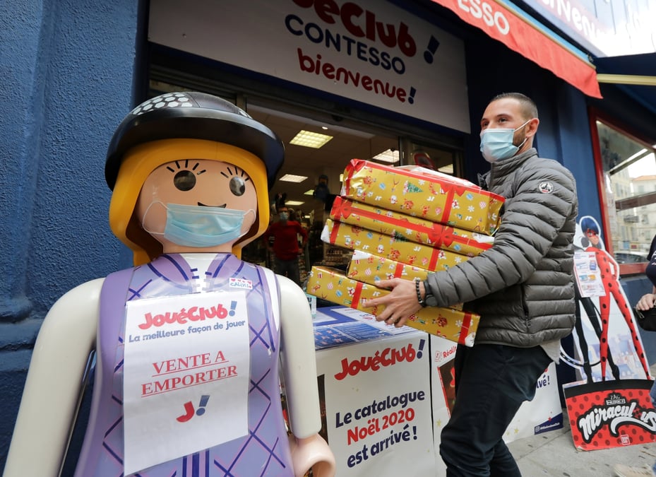 Coronavirus / Vente à emporter / Click and collect / Commerce non-essentiel : un homme récupère sa commande pour Noël grâce au click and collect mis en place par le magasin de jouets JoueClub à Nice