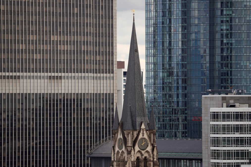 L'eglise st. antonius apparait entre des gratte-ciel a francfort, en allemagne