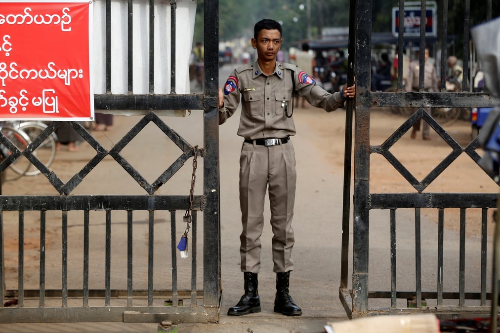 Un membre du personnel penitentiaire monte la garde a la prison d'insein a yangon