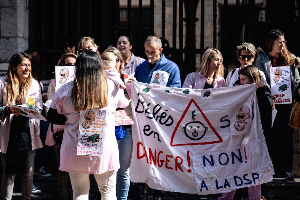 Les professionnels des crèches alertent sur la dégradation de leurs conditions de travail. (Image d'illustration d'une manifestation à Perpignant contre la privatisation d'une crèche)