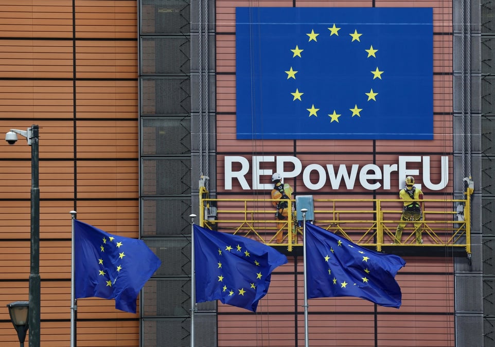 Des drapeaux de l'union europeenne devant le siege de la commission europeenne a bruxelles