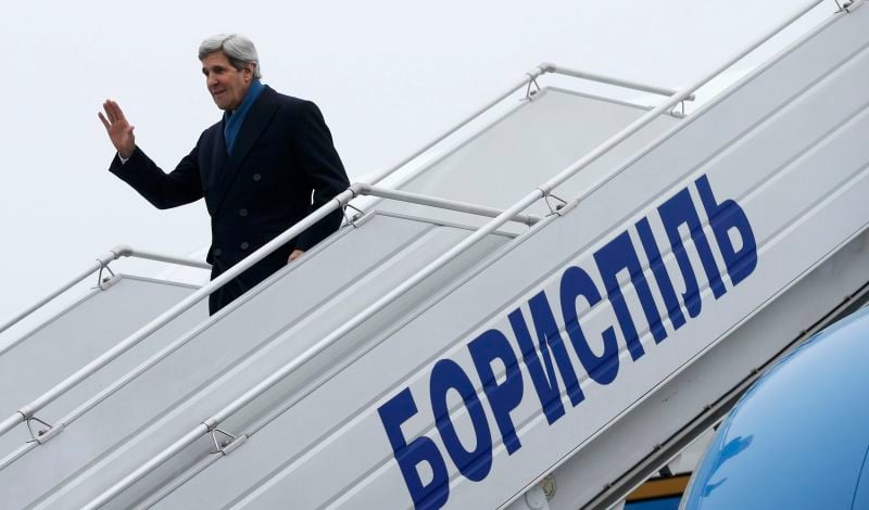 John Kerry arrive à Kiev et promet une aide économique