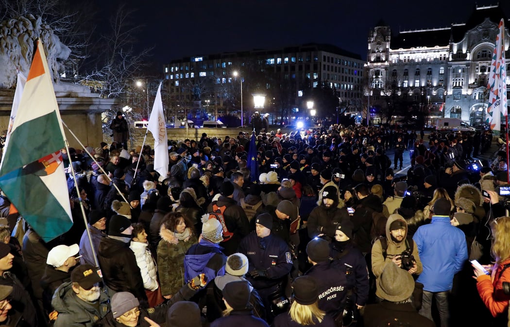 Nouvelle manifestation contre orban et la reforme du travail a budapest