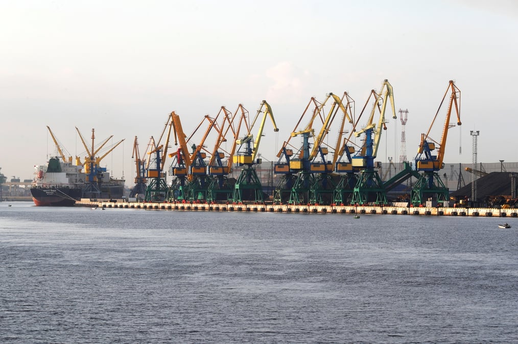 Un navire au port de riga, en lettonie