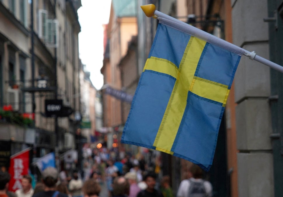 Un drapeau suedois accroche dans une rue de stockholm
