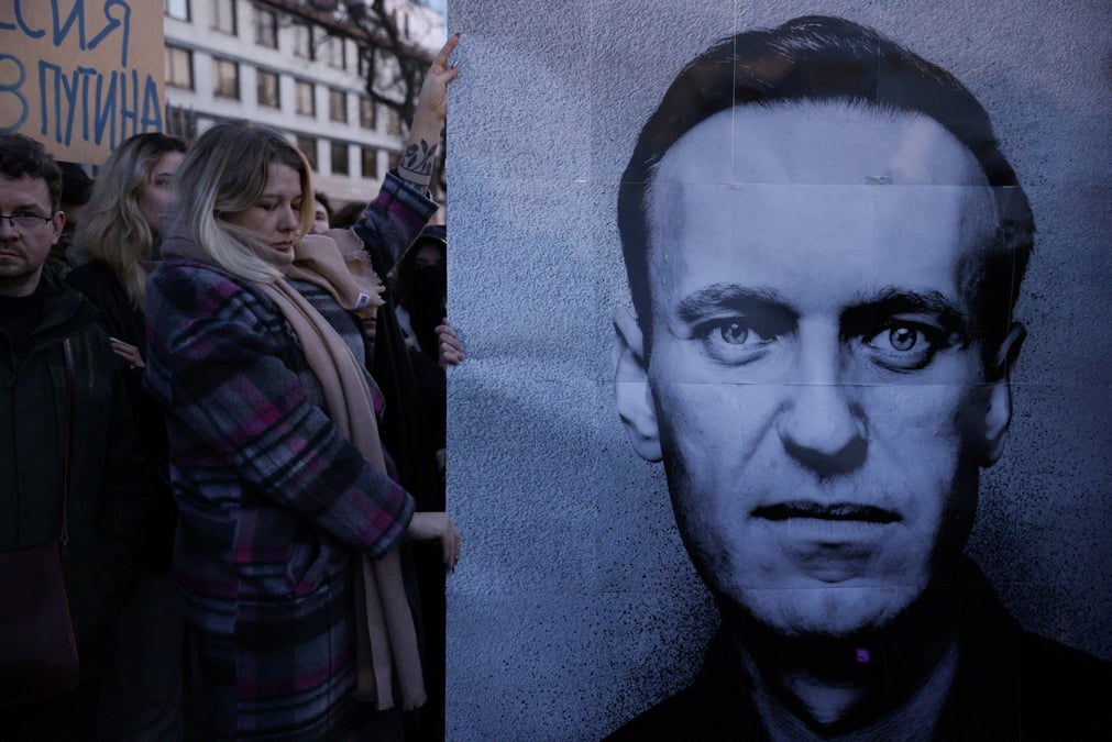 Des gens se rassemblent devant l'ambassade de russie a varsovie en pologne apres le deces d'alexei navalny