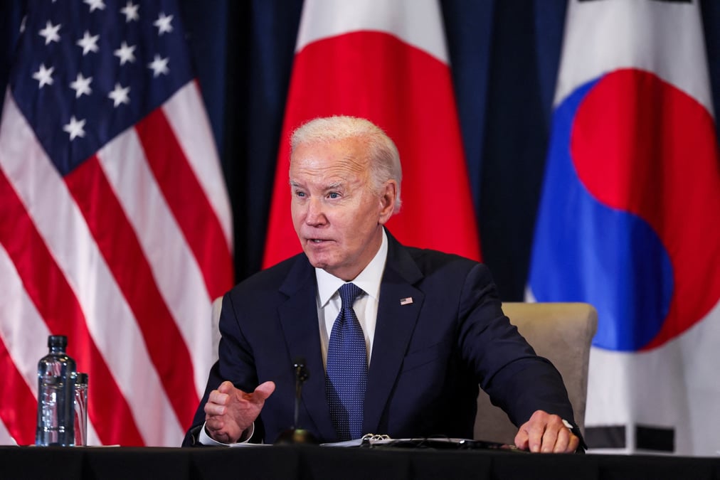 Le president americain joe biden participe a une reunion trilaterale avec le president sud-coreen yoon suk yeol et le premier ministre japonais shigeru ishiba lors du sommet de la cooperation economique asie-pacifique