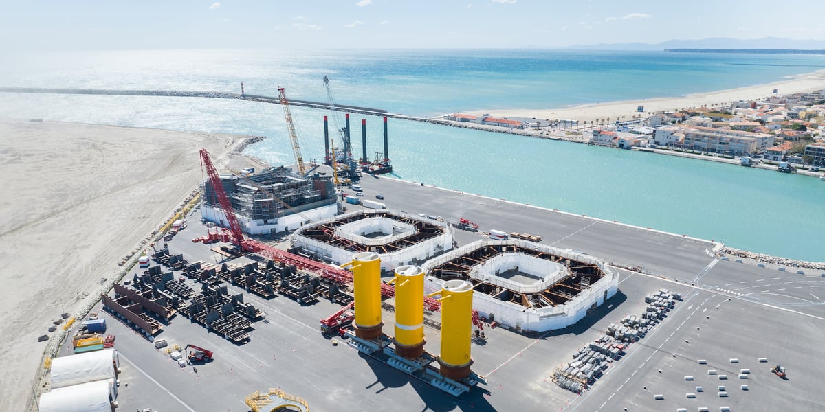 Les flotteurs de la future ferme-pilote EolMed en construction à Port-la-Nouvelle à l'été 2024.