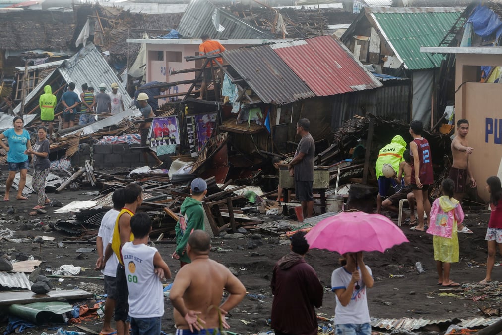 Un typhon frappe les philippines, l'aeroport de manille ferme