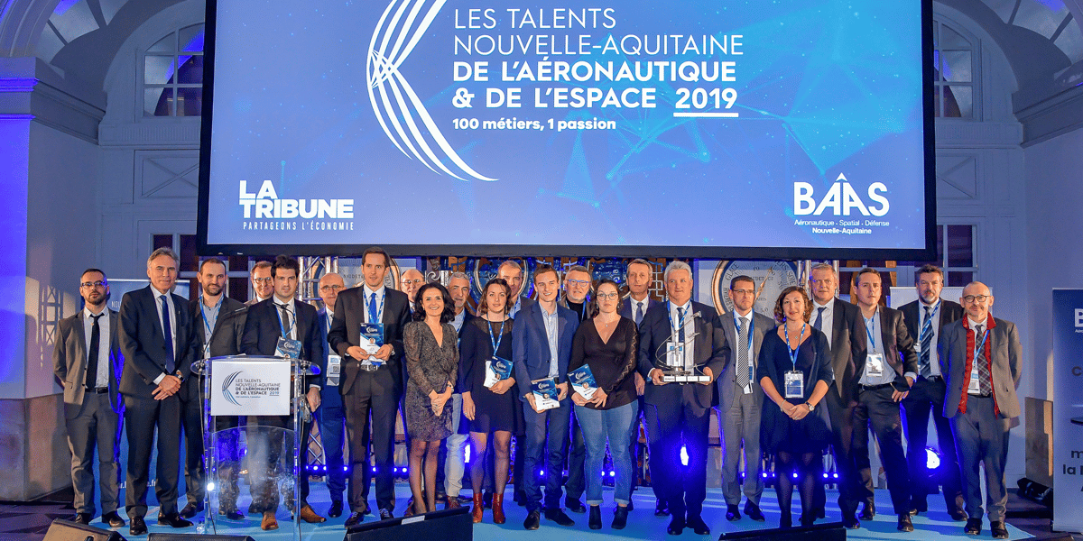 Les huit lauréats et leurs parrains lors de la 5e édition des Talents Nouvelle-Aquitaine de l'Aéronautique et de l'Espace.