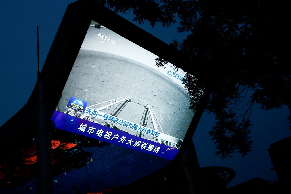 Un robot chinois roule sur le sol martien