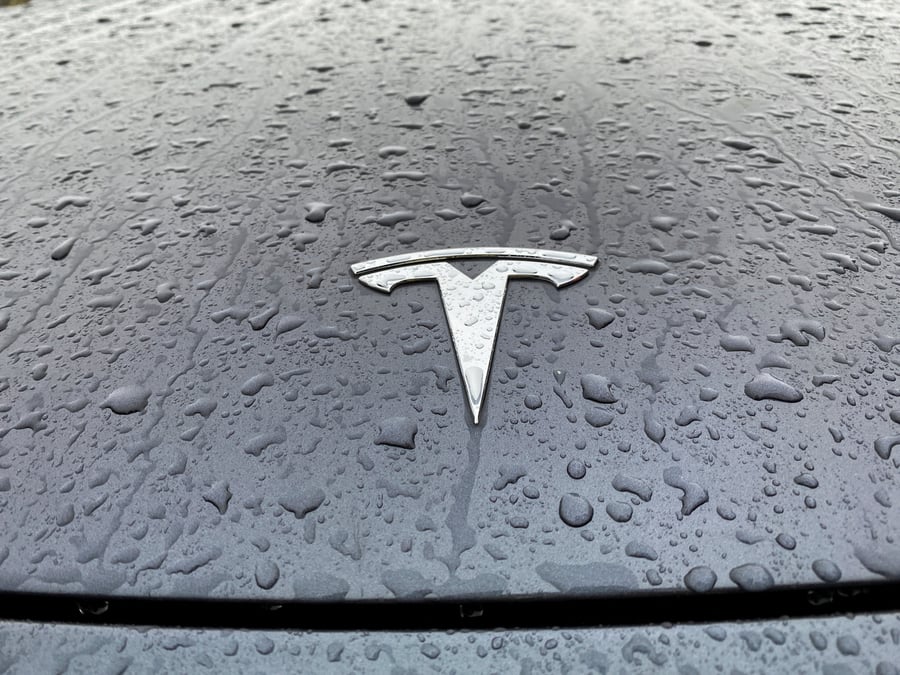 Le logo tesla sur le capot d'une voiture