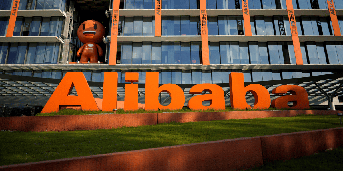 Le logo d'alibaba devant le siege du groupe a hangzhou, en chine