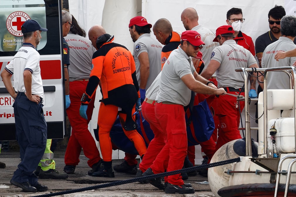 Operations de sauvetage apres le naufrage d'un yacht de luxe au large de la sicile