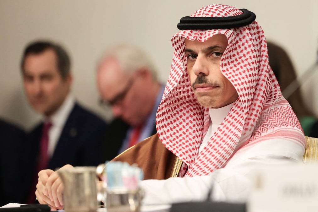 Le ministre des affaires etrangeres de l'arabie saoudite, le prince faisal bin farhan al saud