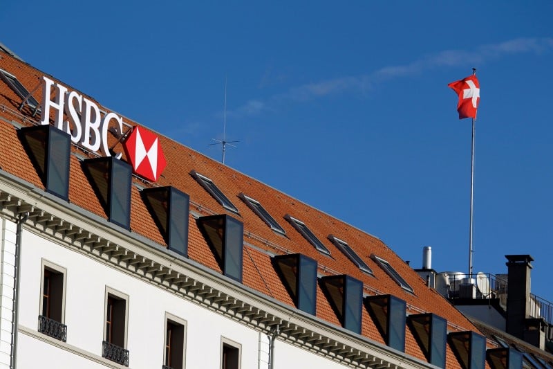 Hsbc gelera les embauches et les salaires en 2016