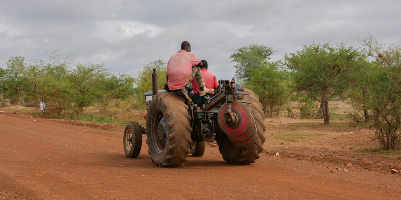 ALTDE_Transition énergétique quelles solutions pour l’agriculture africaine tracteur piste route véhicule transport