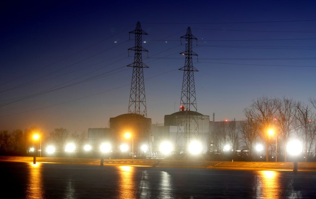 Vue de nuit de la centrale nucléaire de Fessenheim