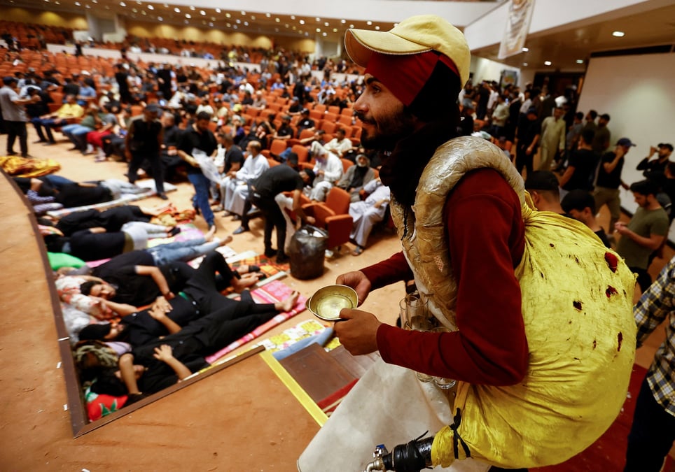 Les partisans de sadr organisent un sit-in devant le parlement