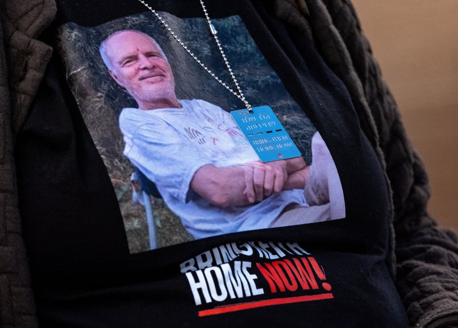 Une photo de hamas keith siegel, pris en otage par le hamas lors de l'attaque du mouvement islamiste palestinien contre israel le 7 octobre, est portee par sa femme aviva siegel