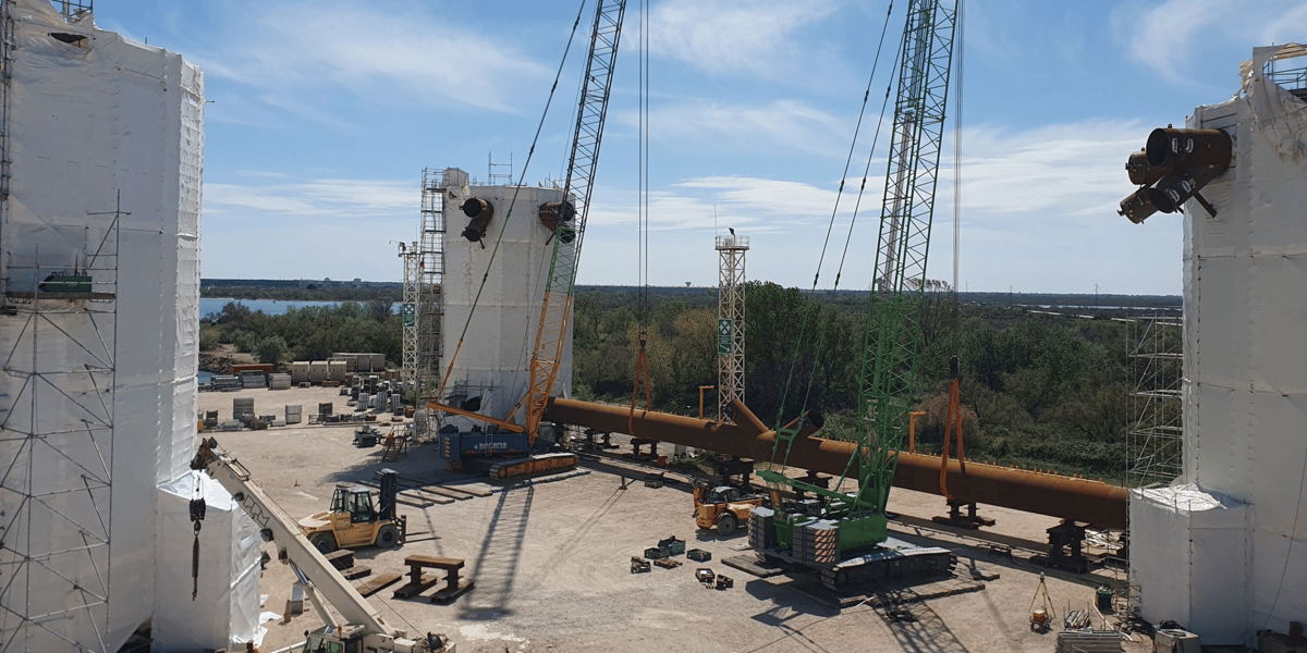 Le flotteur choisi pour le projet de ferme-pilote d'éoliennes en mer EFGL par Ocean Winds compte trois colonnes de 15 mètres de diamètre et 22 mètres de haut, formant un triangle et raccordées par des poutres de 70 mètres de long. Les pales des éoliennes mesureront, quant à elles, 82 mètres.