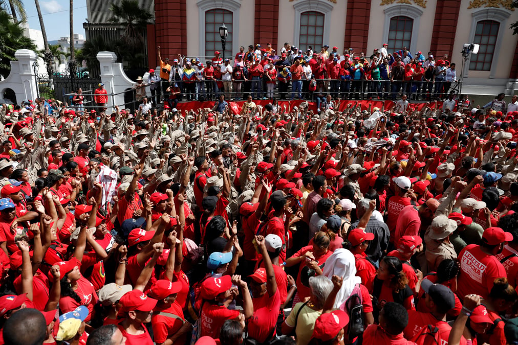 Rassemblement pro-maduro a caracas apres l'attaque au drone