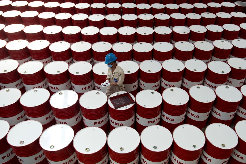 Le petrole termine la journee en hausse mais recule sur l'annee