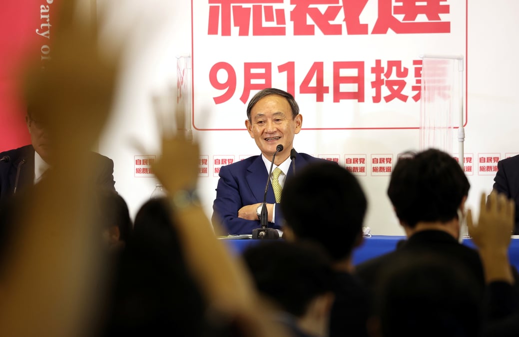 Suga large favori pour le poste de premier ministre au japon