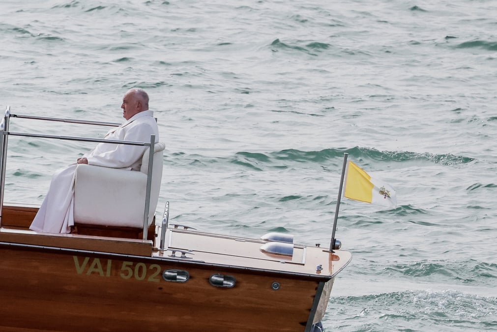 Le pape francois arrive en bateau pour une rencontre avec des jeunes sur la place devant la basilique santa maria della salute a venise