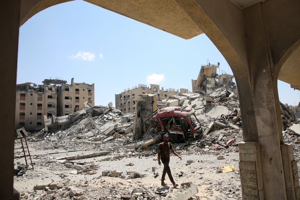 Les palestiniens inspectent les degats dans la cite hamad, financee par le qatar, a khan younis.