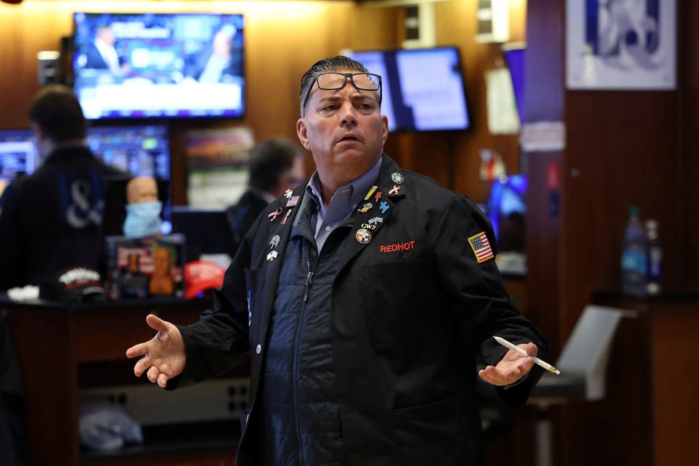 Les traders travaillent a la bourse de new york