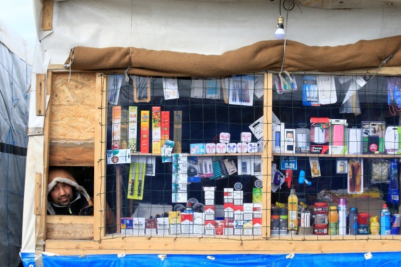 La justice contre la fermeture des boutiques de la jungle de calais