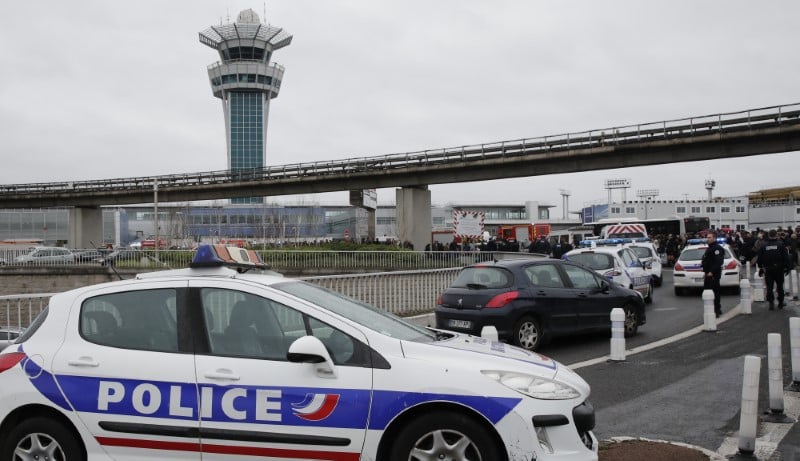 Un homme abattu a l'aeroport d'orly