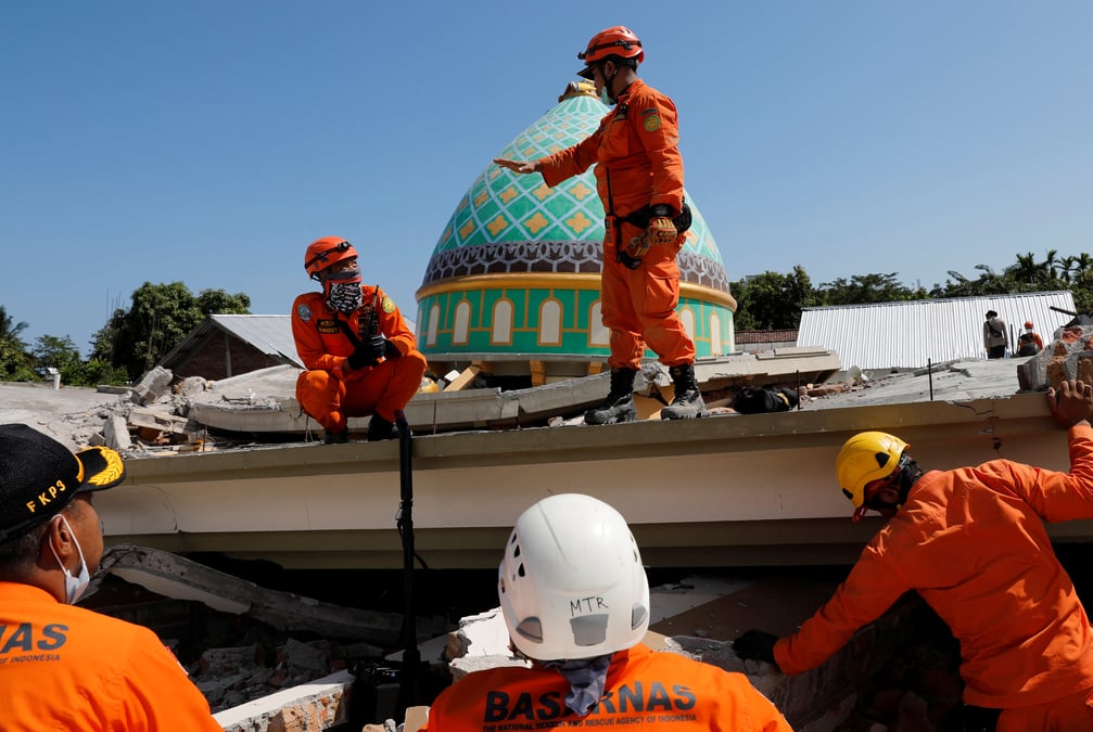 Seisme en indonesie: les secours peinent a atteindre les zones touchees