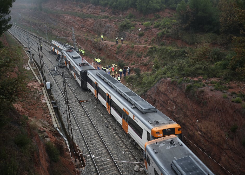 Un train deraille pres de barcelone, un mort, des dizaines de blesses