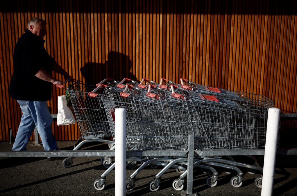 Un homme avec un chariot dans un supermarche a la verrie
