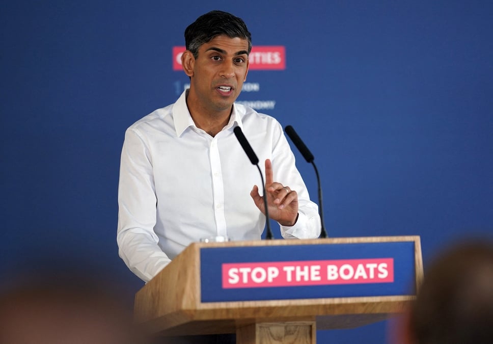 Le premier ministre rishi sunak s'exprime lors d'une conference de presse a western jet foil a dover
