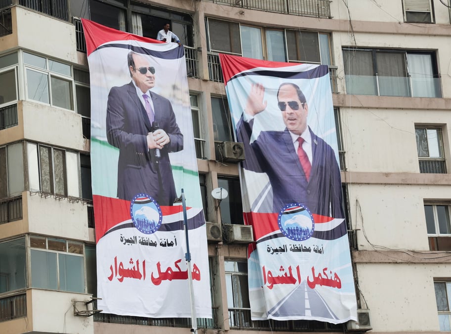 Photo de la campagne d'affichage appelant le president egyptien abdel fattah al sissi a se porter candidat a une reelection a giza