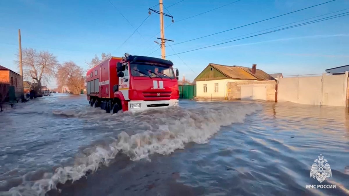 Evacuation des maisons dans la ville d'orsk touchee par les inondations