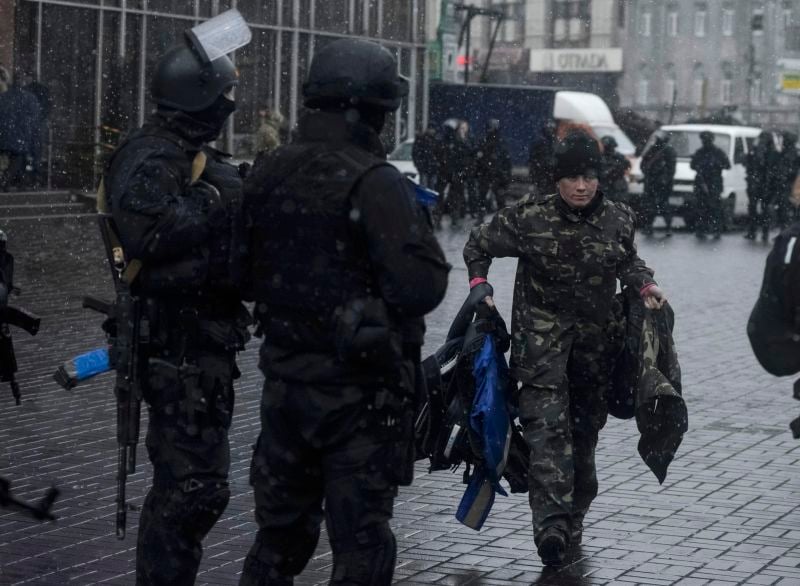 Le Parlement ukrainien ordonne le désarmement des groupes armés