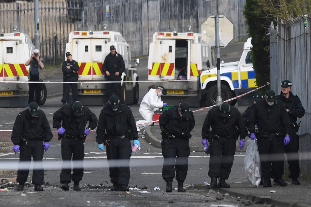 Deux arrestations en irlande du nord apres la mort d'une journaliste