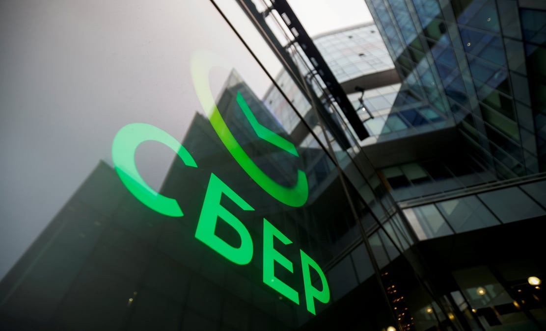 Ukraine: les sanctions ciblent les banques russes mais restent limitees