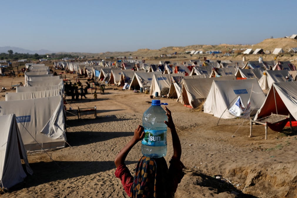 Des personnes deplacees a cause des inondations se refugient dans un camp, a sehwan