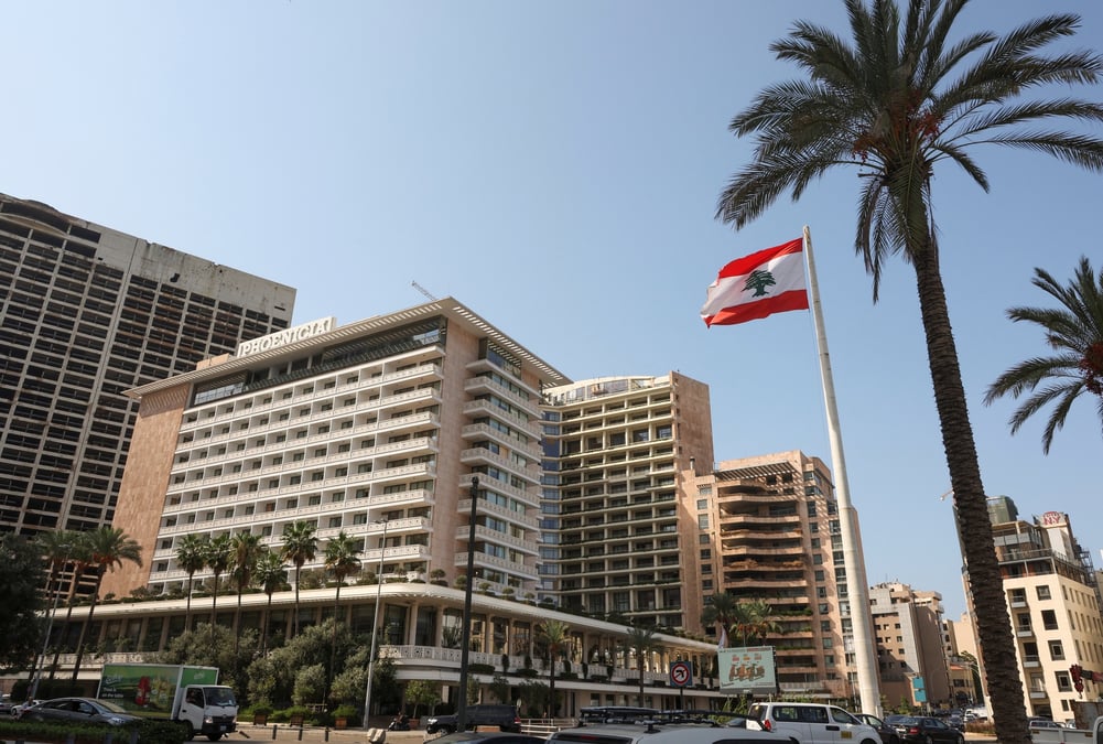 Le drapeau libanais flotte pres de l'hotel phoenicia, a beyrouth