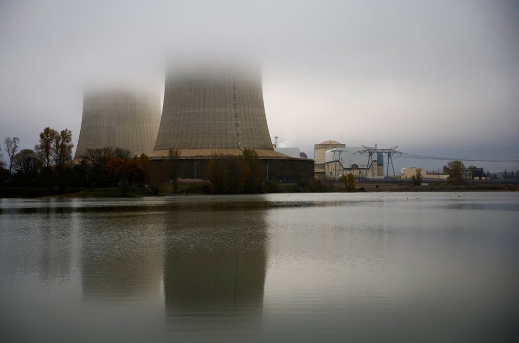 La centrale nucleaire d'electricite de france (edf) est visible a saint-laurent-nouan