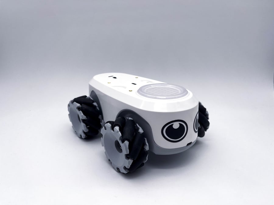 De la taille d'une voiture télécommandée, le robot ilo d'Intuition RT est un outil pédagogique appuyé par une appli mobile ou web, visant à faciliter l'apprentissage de la programmation informatique et de l'algorithmie, de l'école primaire au lycée.