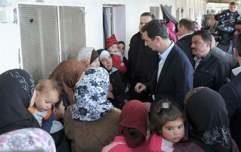 Assad rend visite à des déplacés syriens au nord-est de Damas