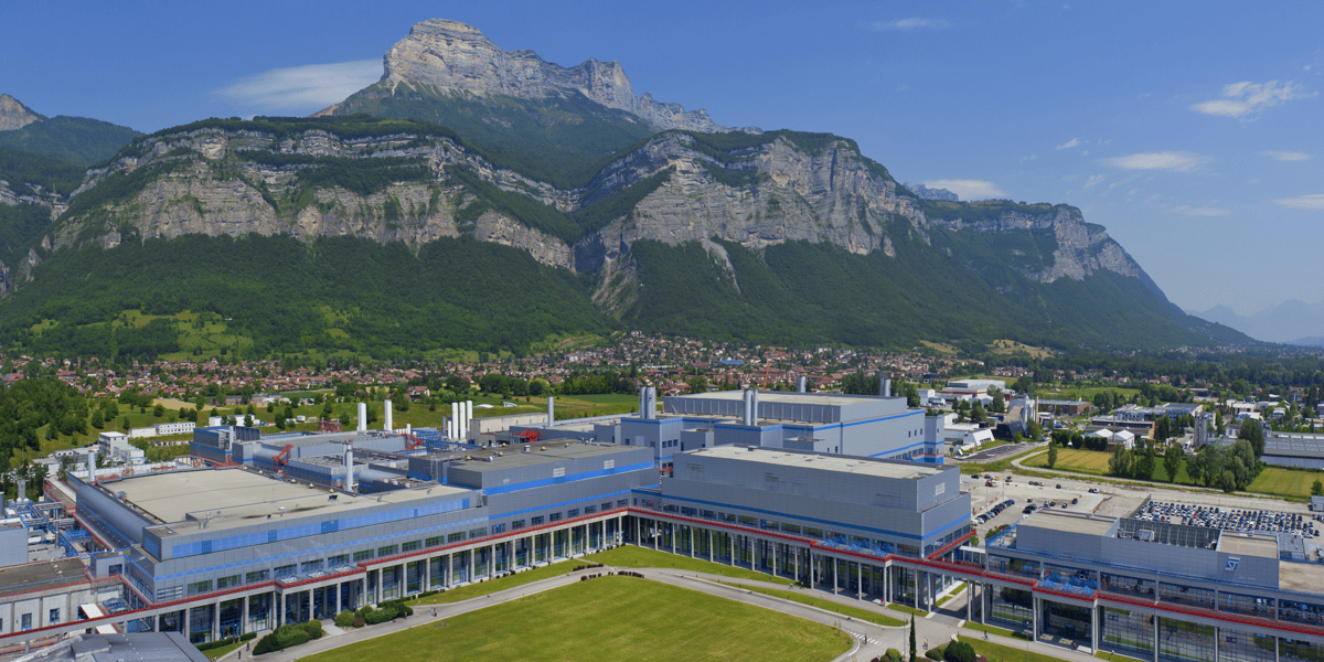 Sur le site isérois de STMicroelectronics, la réorganisation stratégique du groupe franco-italien, qui entraînera de nombreux départs, inquiète les salariés. (Crédits : DR)