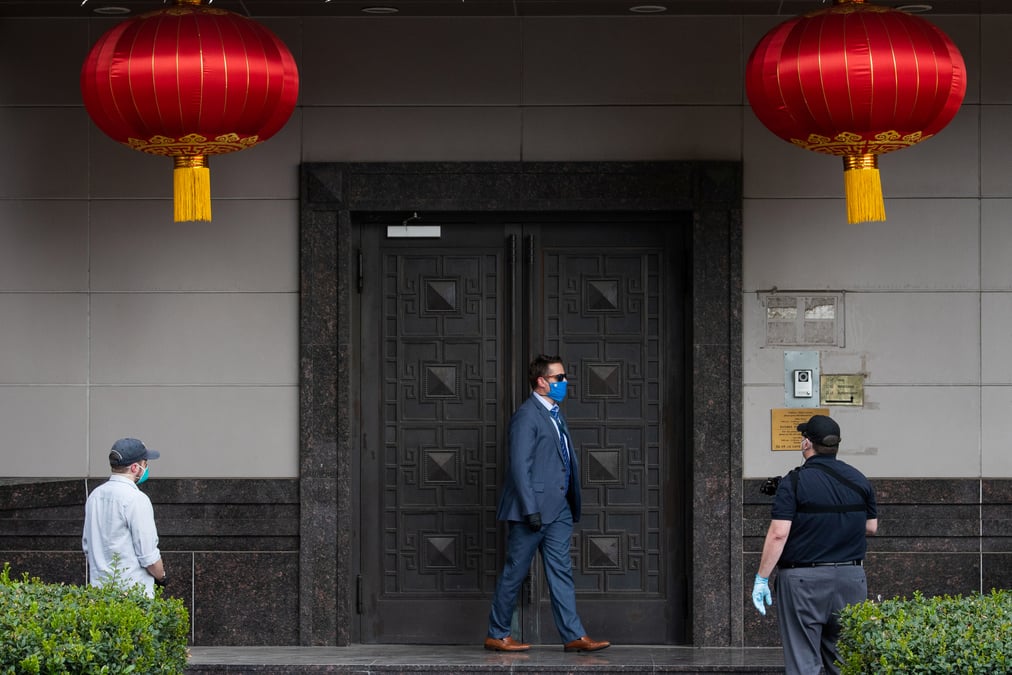Usa: des manifestants fetent la fermeture du consulat chinois a houston