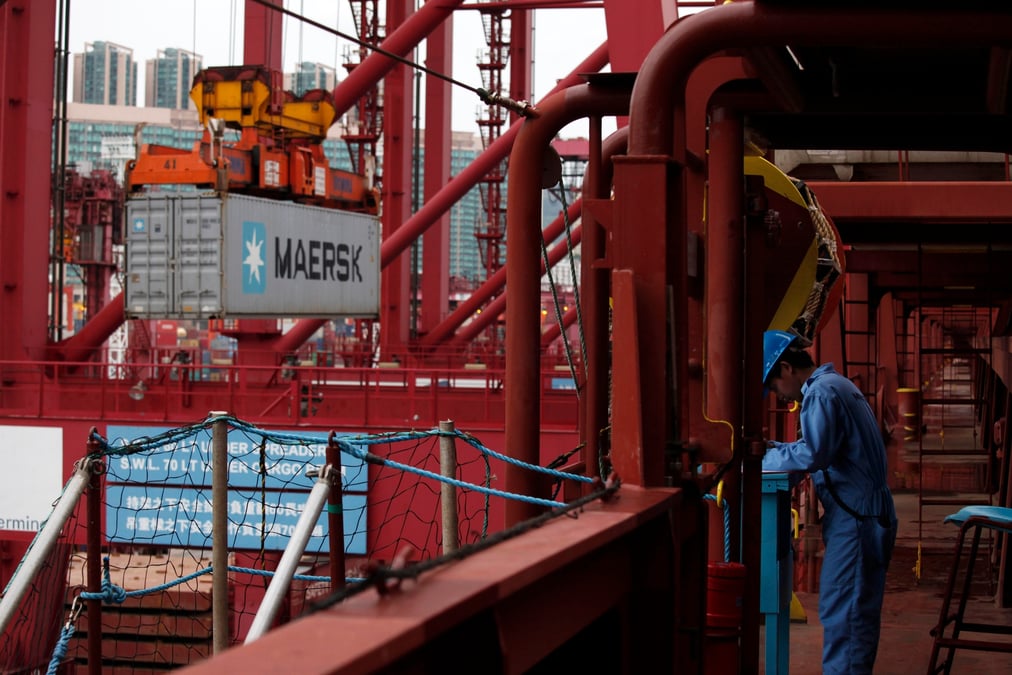 Un membre d'equipage travaille au dechargement de la cargaison de l'emma maersk